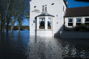 Farndon Riverside pub true to the name.