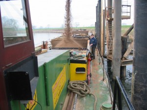 Geoff Wheat loading sand at Collingham, Feb 2005